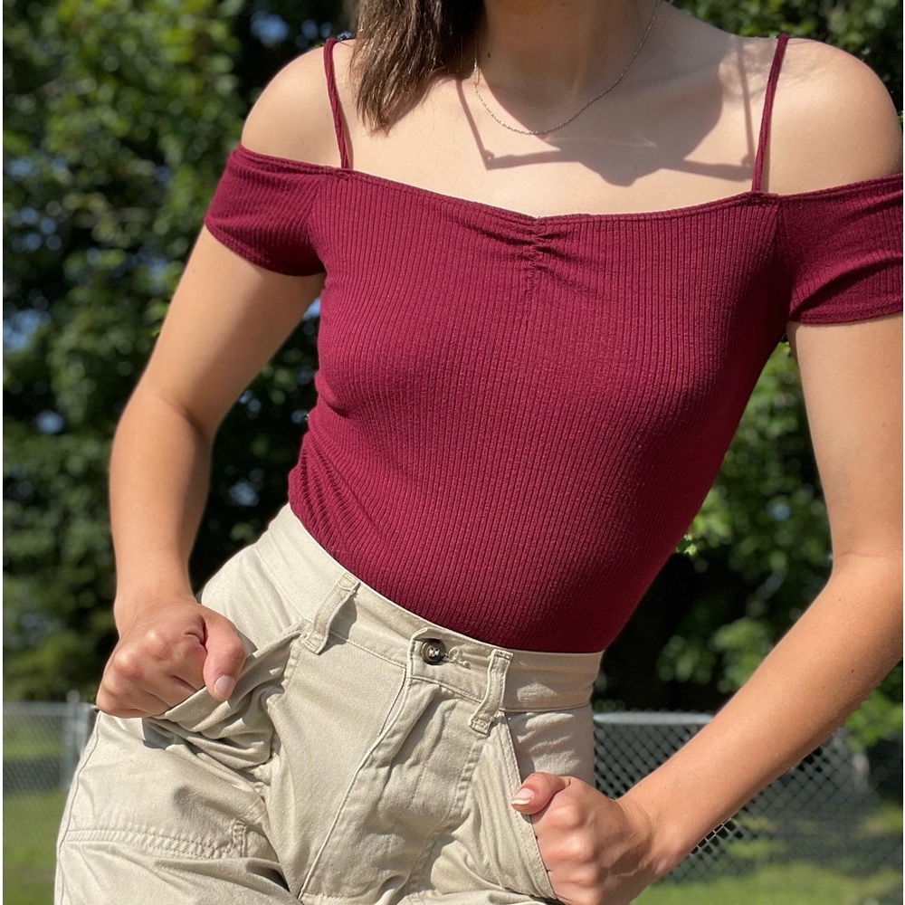 🥀AEO First Essentials Fitted Ribbed Cold Shoulder Crop Tee 🥀